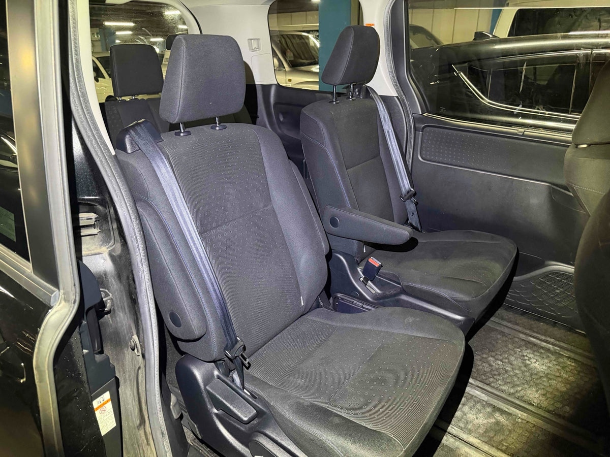 2015 Toyota Voxy Hybrid v