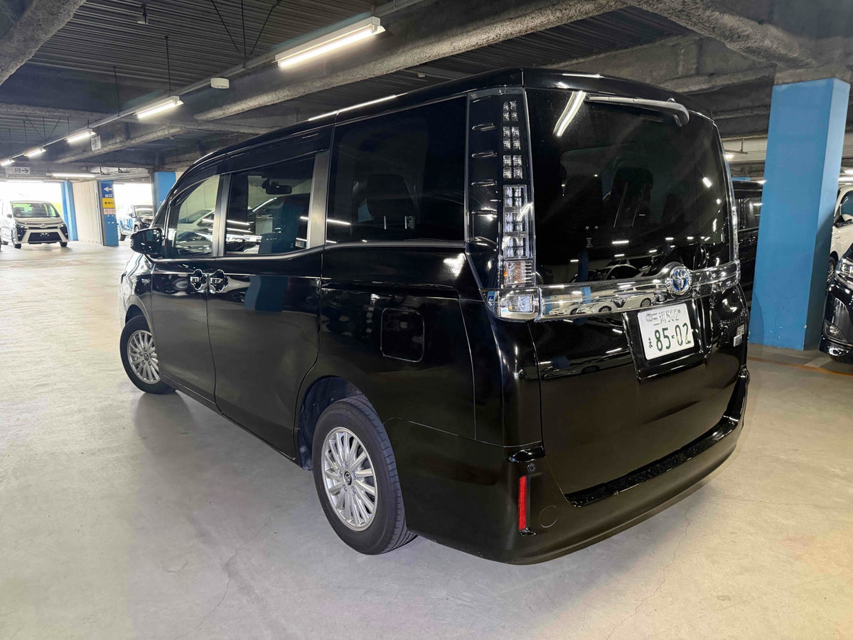 2015 Toyota Voxy Hybrid v