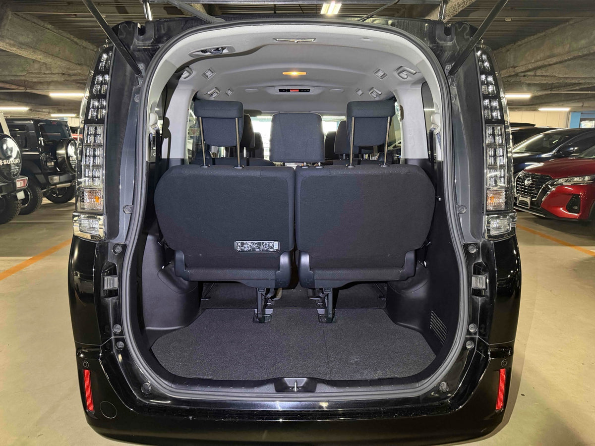2015 Toyota Voxy Hybrid v