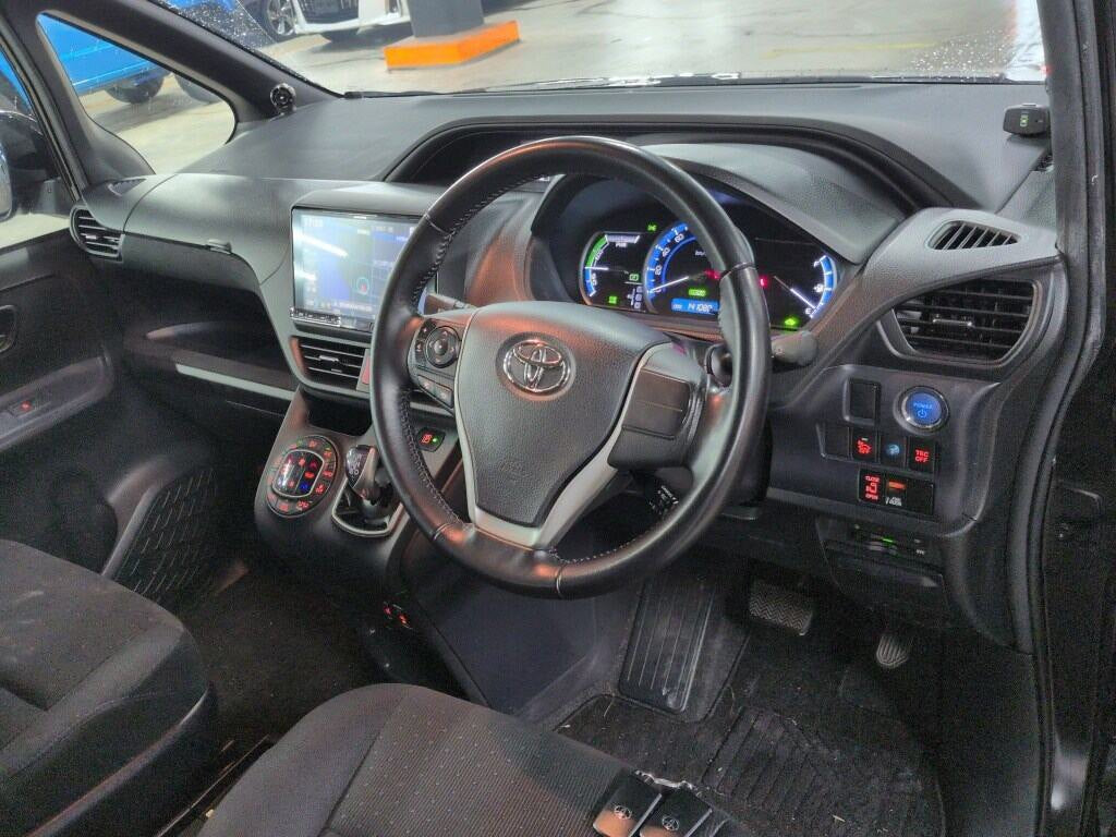 2015 Toyota Voxy Hybrid v