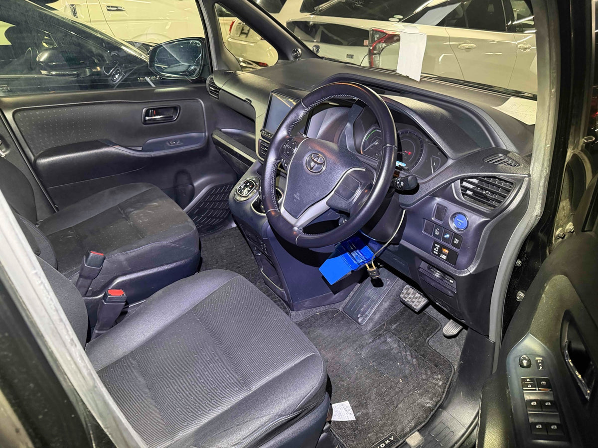 2015 Toyota Voxy Hybrid v