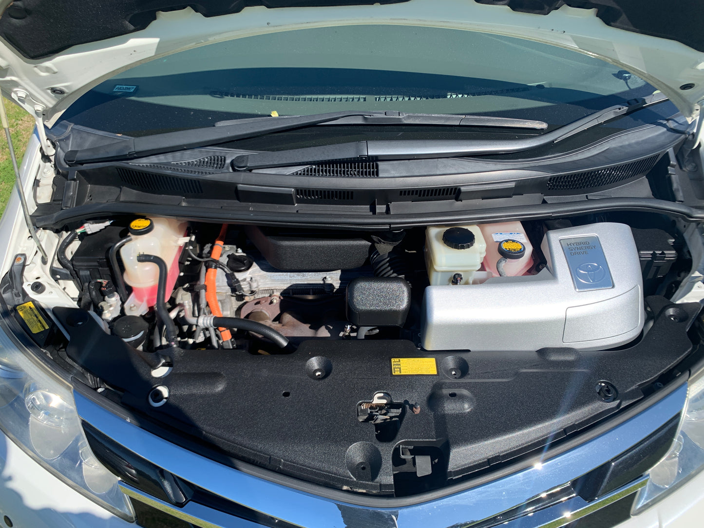 2009 White Toyota Estima Hybrid 4WD X