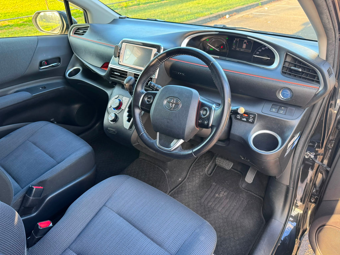 2015 Toyota Sienta Hybrid G Edition