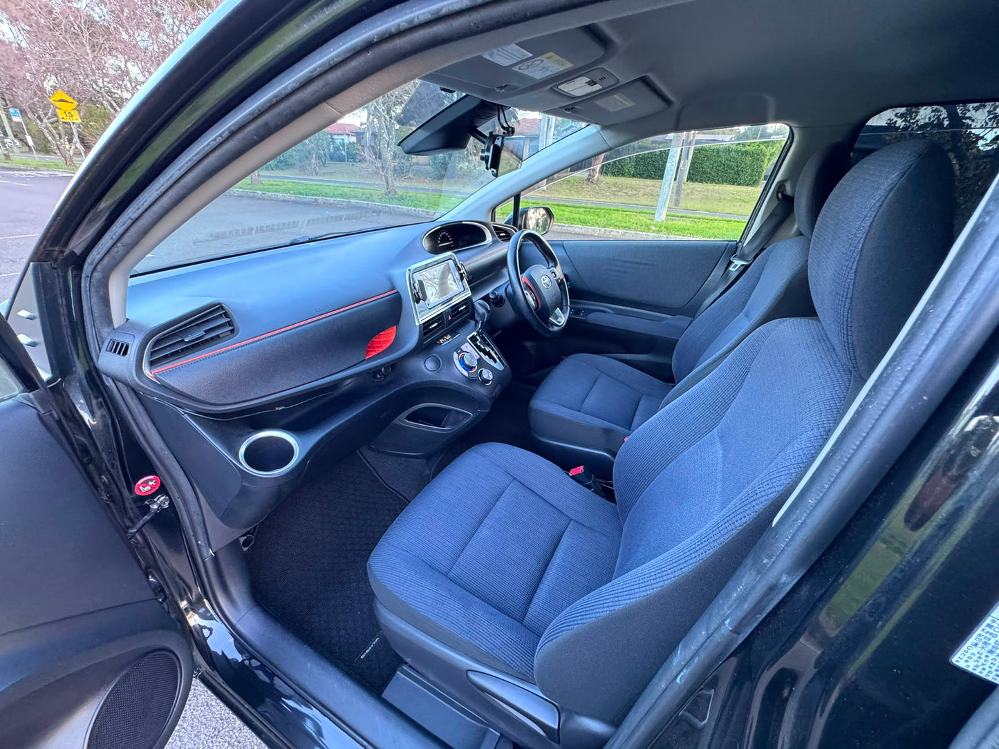 2015 Toyota Sienta Hybrid G Edition
