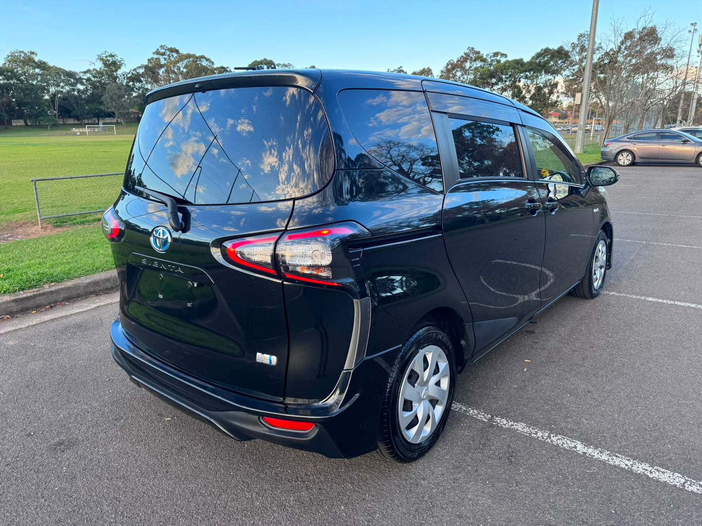 2015 Toyota Sienta Hybrid G Edition