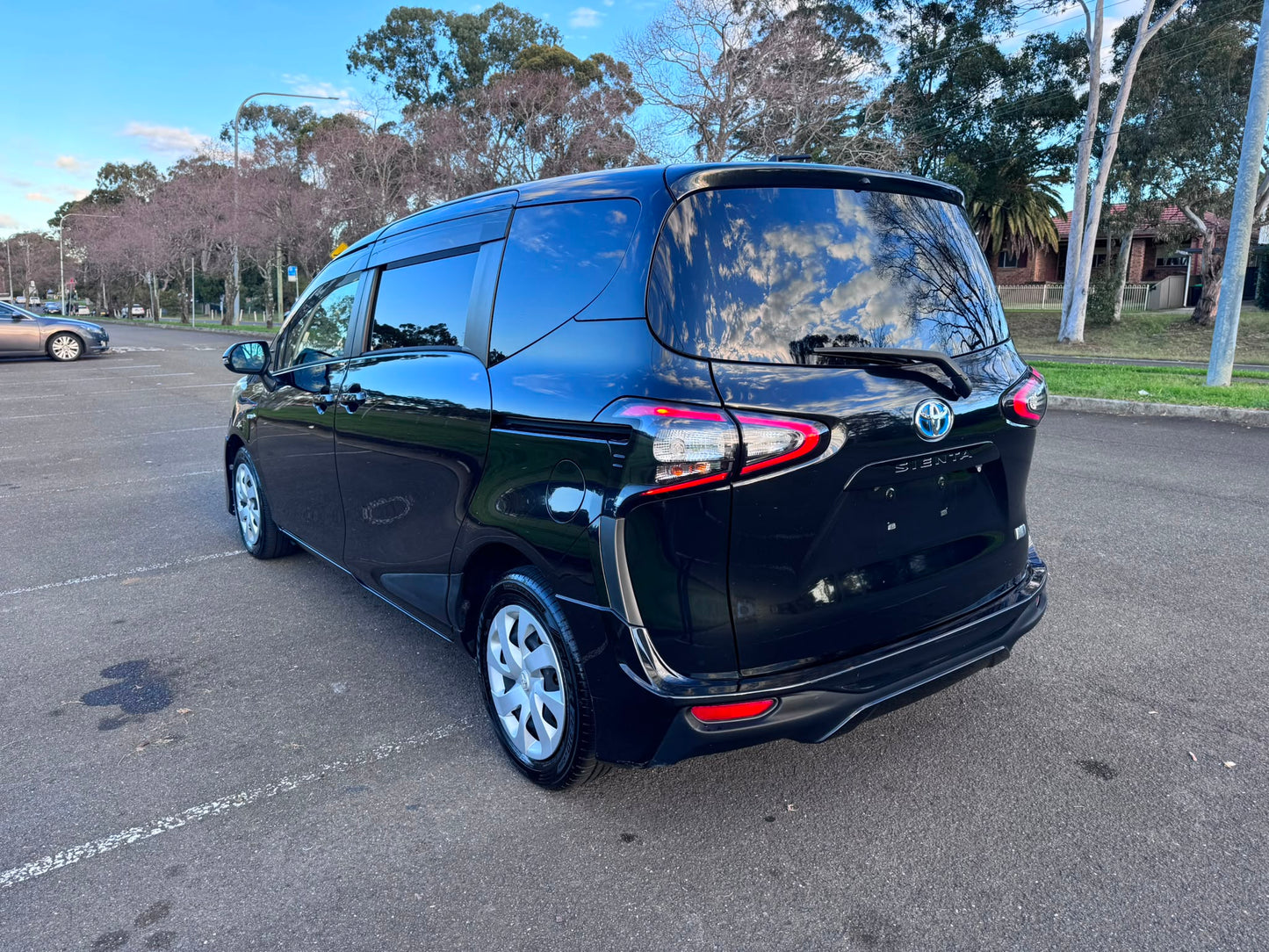 2015 Toyota Sienta Hybrid G Edition
