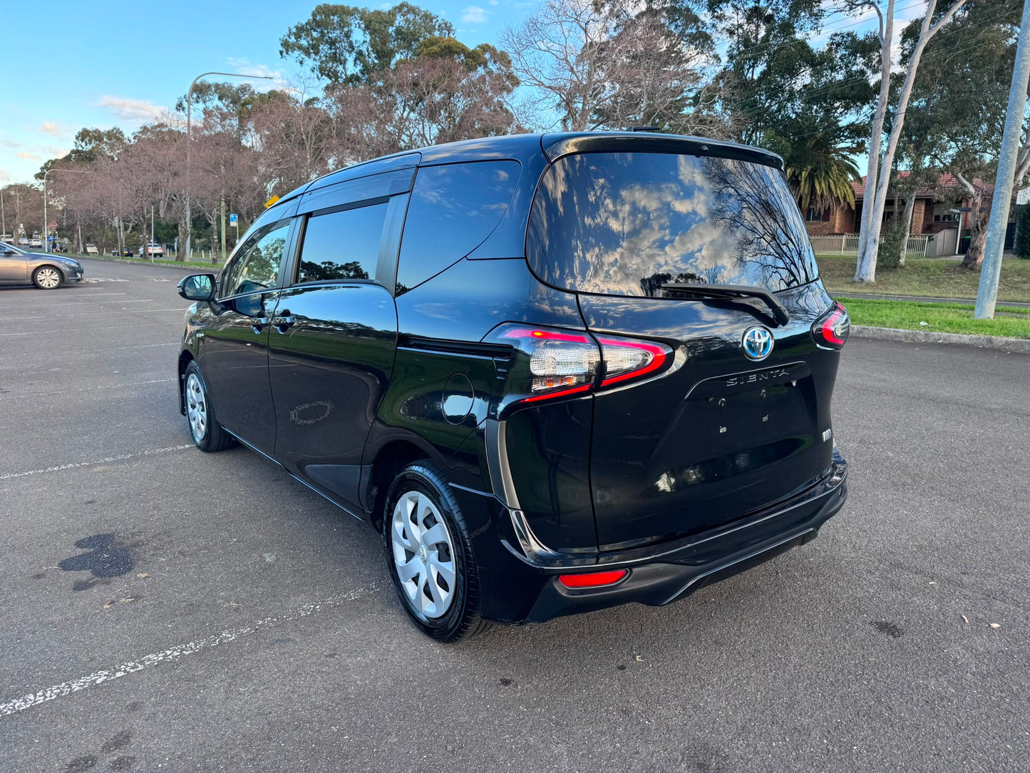 2015 Toyota Sienta Hybrid G Edition